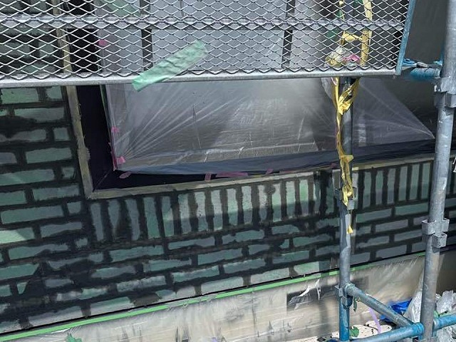 乾式タイル目地込み工事の目地材充填と均し工程