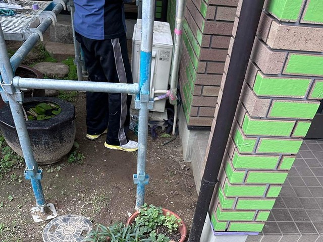 乾式タイル目地込み工事の玄関まわりの養生作業