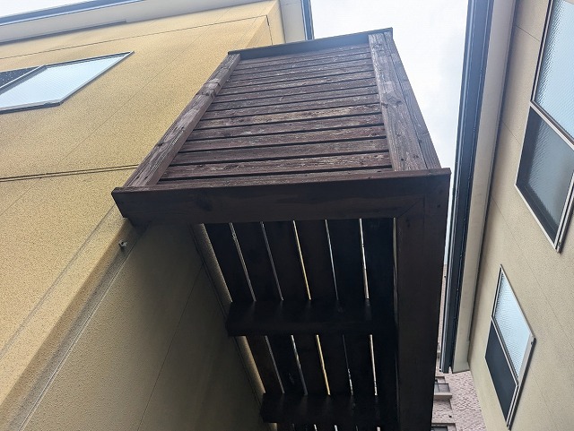 住宅の外壁に設置されている造作ベランダの劣化状況