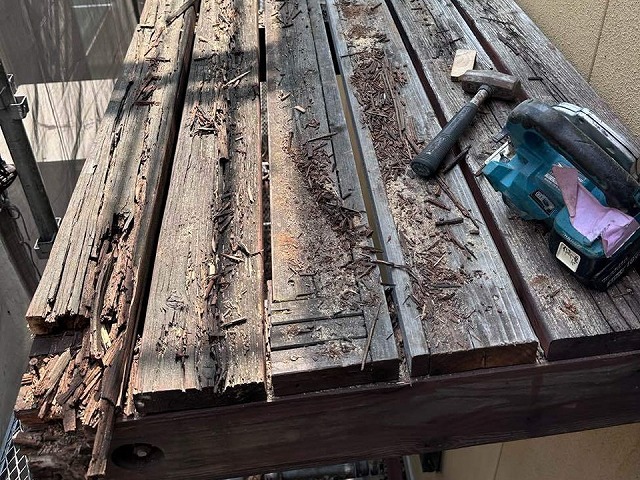 住宅雨漏り修理の木製造作ベランダ床のダメージ状況