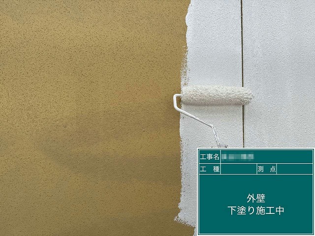 サイディング外壁塗装工事の下塗り施工