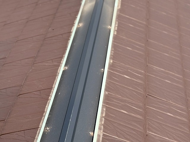 日進市　棟役物取り替え工事で劣化で傷んだ棟板金を取り外している様子