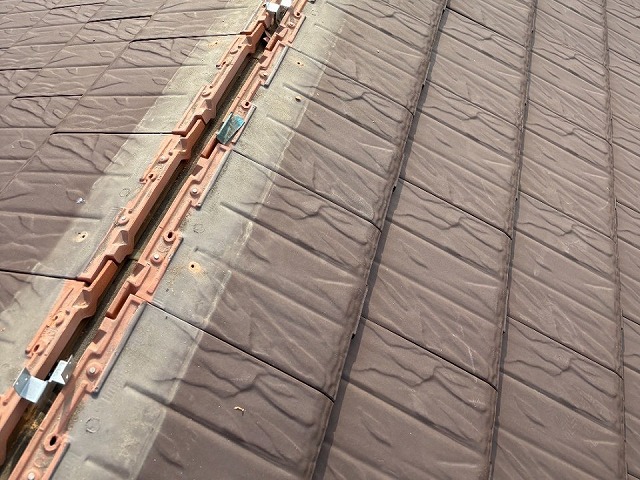 棟役物取り替え工事で補強金物を野地板への固定が完了した状況