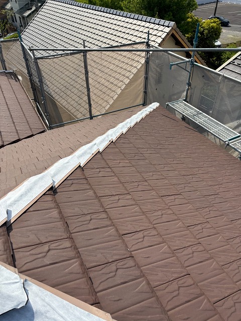 日進市　差し棟板金に瓦役物を被せるカバー工事の防水テープ貼り付け状況