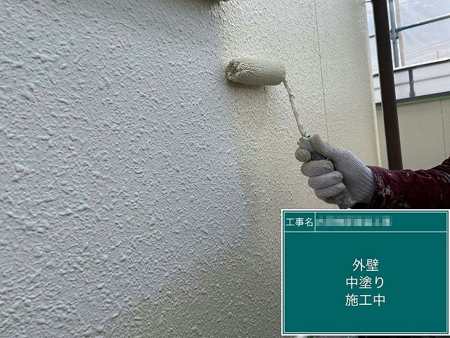 外壁塗装工事のプレーン調サイディングに対する中塗り