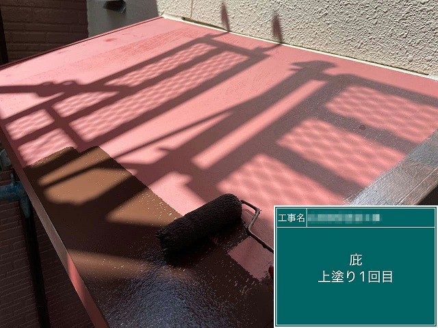 外壁塗装工事の庇に対する上塗り1回目の施工