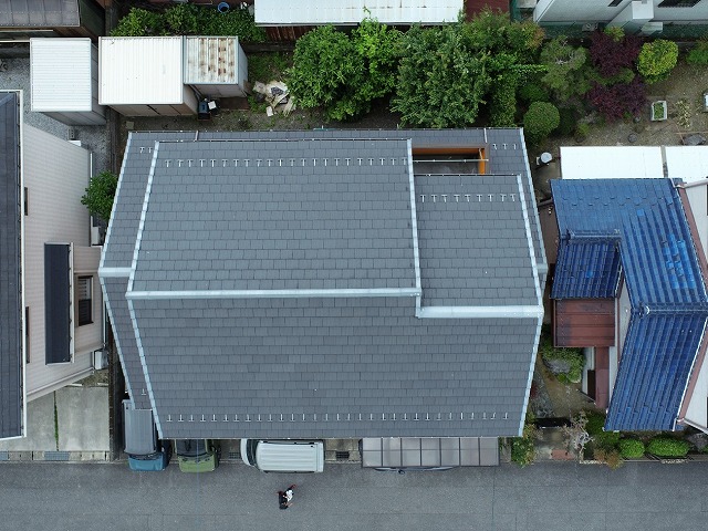 F型瓦屋根の劣化状況を確認するためのドローン点検