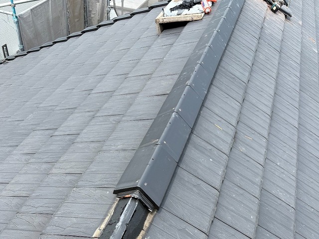 棟部板金部材取り替え工事で新たに構築した土台に三角冠瓦を設置