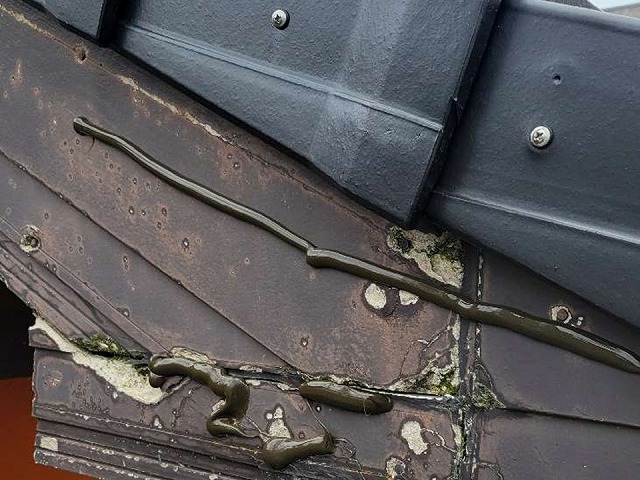 破風板ガルバリウム鋼板巻き工事で既存の破風板へコーキング塗布