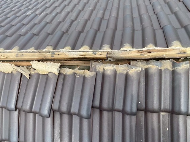 日進市　屋根棟瓦取り直し工事で土台の漆喰を解体してモニエル瓦がズレている様子