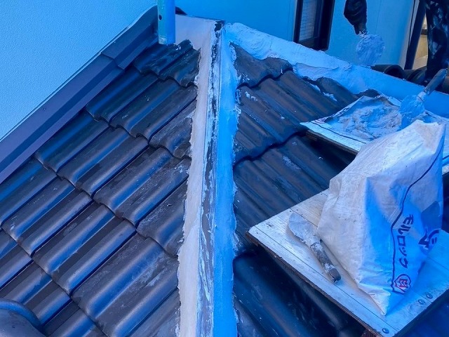 棟瓦取り直し工事で使用する高性能な漆喰材のモルロック