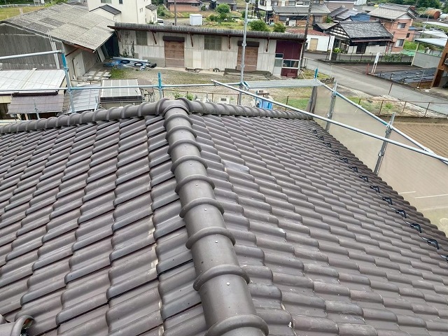 モニエル瓦屋根の棟瓦取り直し工事で冠瓦を設置した状況