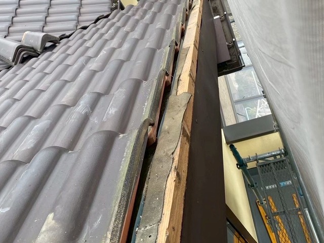 袖瓦取り直し工事で既存袖瓦を取り外した状況