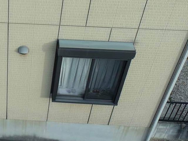 日進市 アパート建物のシャッターボックスもチョーキングが目立っている様子