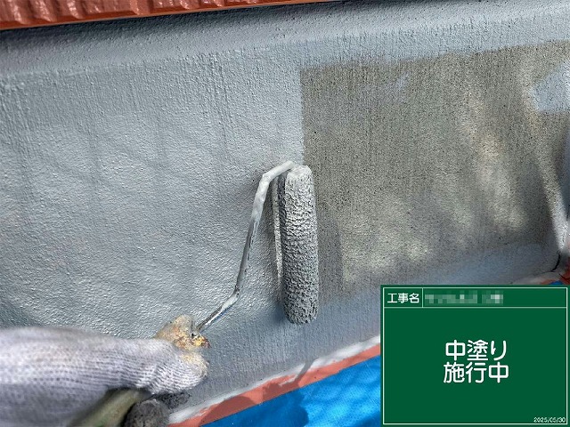 日進市　アパート建物塗装工事基礎巾木塗装工程の中塗り