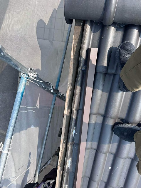 屋根袖瓦取り直し工事で木下地に取り付ける水切り板金