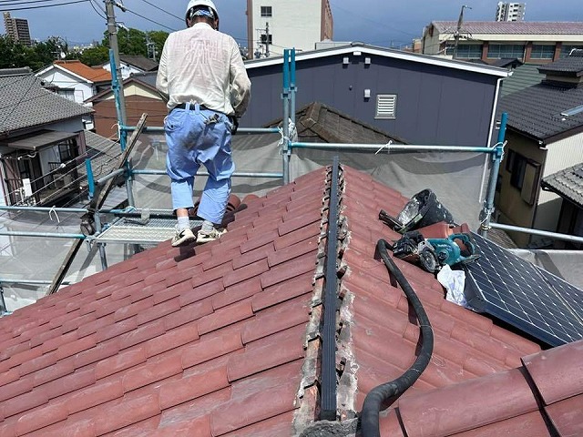 屋根棟瓦取り直し工事で棟瓦の下地となる垂木取り付け工程