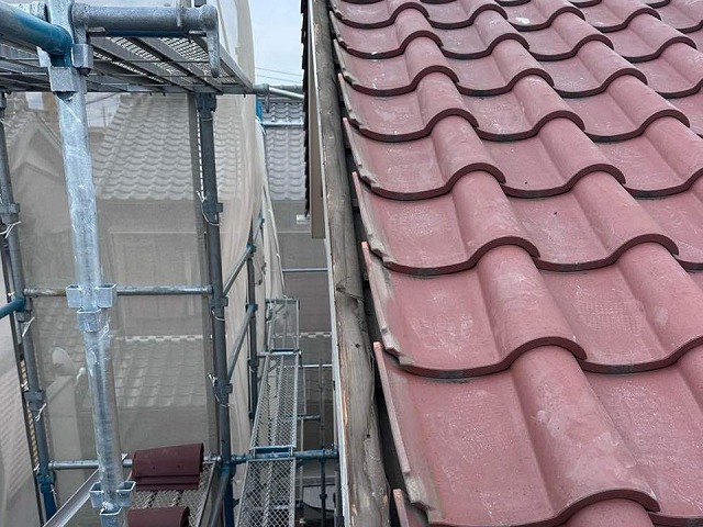 袖瓦取り直し工事で既存の袖瓦を取り外した状況