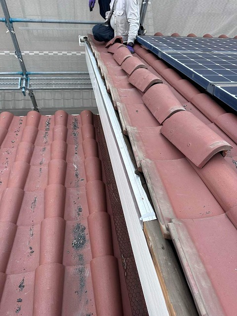 屋根袖瓦取り直し工事の木下地に取り付けるL型鋼板ジョイント部への捨てコーキング