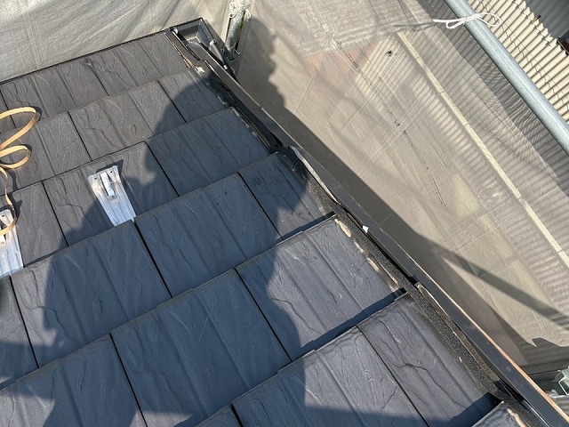 屋根板金部材取り替え改修のケラバ板金撤去状況