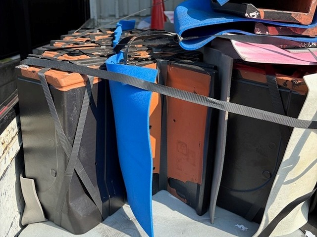 棟板金と棟瓦との取り替え改修工事で使用する三角冠瓦