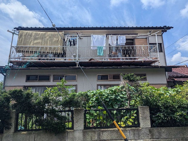 下屋根の劣化が原因となって発生していた雨漏りの調査