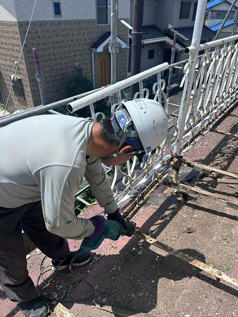 屋根葺き替え工事を行うために下屋根上のベランダを解体している様子