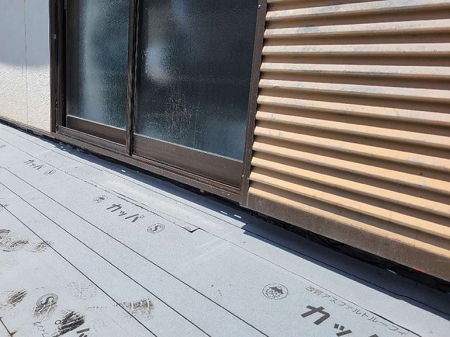 下屋根葺き替え工事の改質アスファルトルーフィング敷設状況
