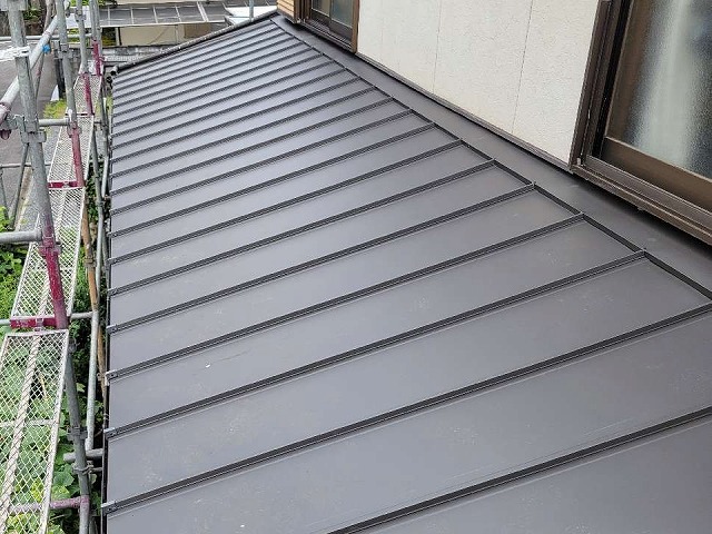 下屋根葺き替え工事で雨漏りしにくい立平葺きによる金属屋根張り