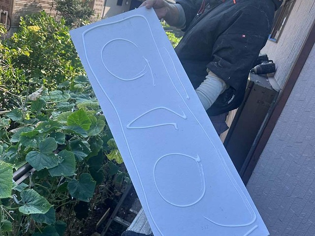 雨漏り修理のために張り替える軒天材の裏面に接着剤を塗布した状況