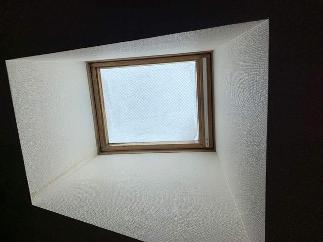 雨漏りが生じている天窓の室内からの様子