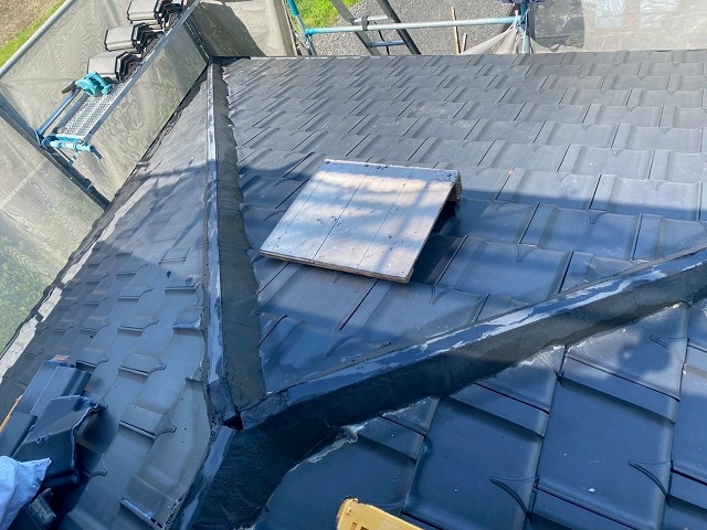 棟瓦取り直し工事の南蛮漆喰を用いた土台構築工程