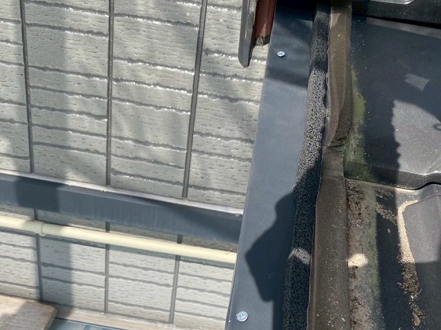 屋根袖瓦取り直し工事で袖垂木へ水切り板金カを被せてビス固定