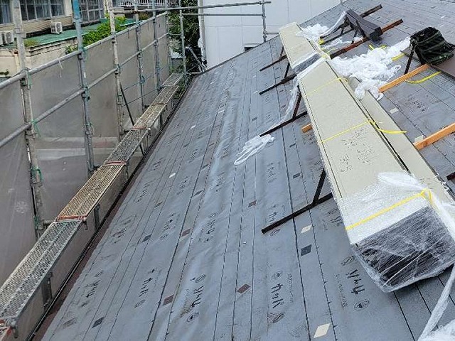 雨漏り修理のための屋根カバー工事で使用する金属屋根の搬入状況