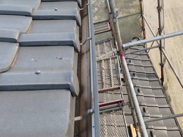 雨漏り修理のために足場を設置した住宅