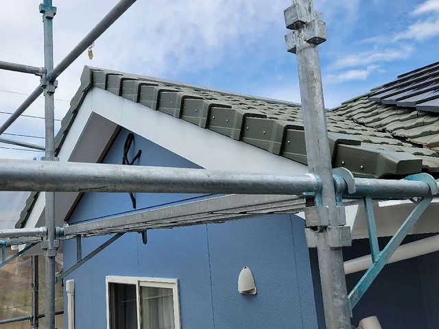 板金役物と瓦役物との取り替え工事が完了した住宅の外観