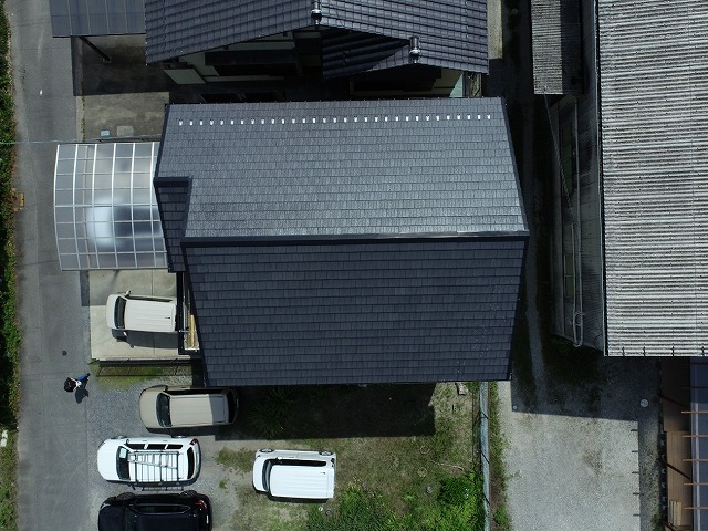 ドローンを用いて住宅屋根の劣化を確認