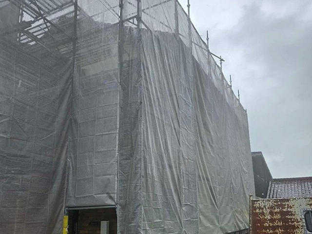 平板瓦屋根板金役物取り替え工事で足場周囲にメッシュシート張り