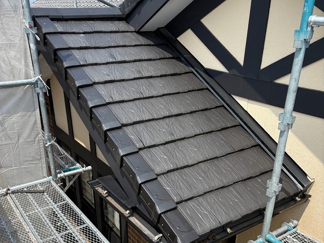 ケラバ部板金役物取り替え改修工事の袖瓦設置工程