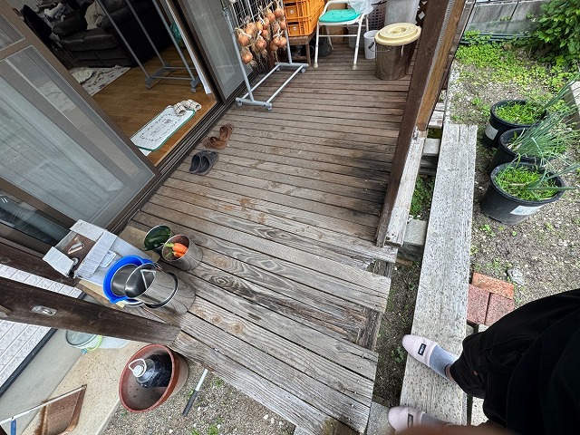 住宅現場調査でウッドデッキの床板の黒ずみや腐れによる破損を確認