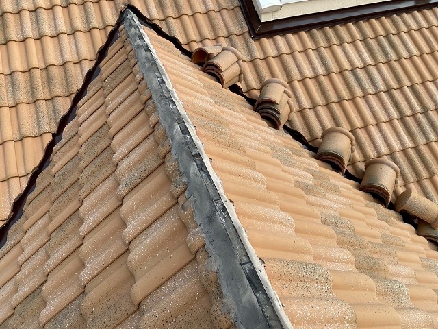 屋根棟瓦取り直し工事で既存の棟瓦を取り外した状況