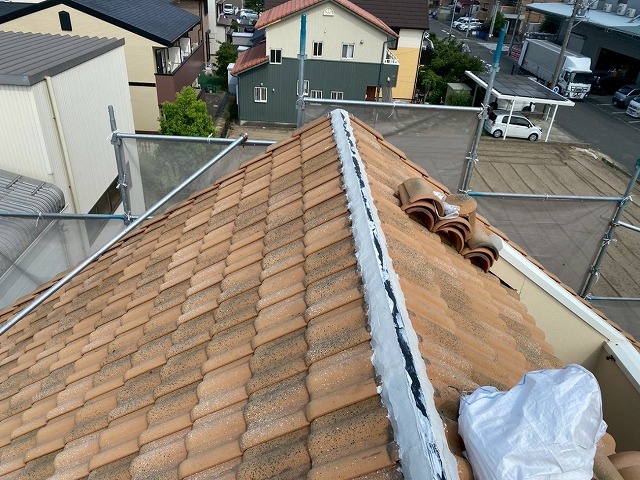棟瓦取り直しで漆喰材を用いた土台部構築が完了