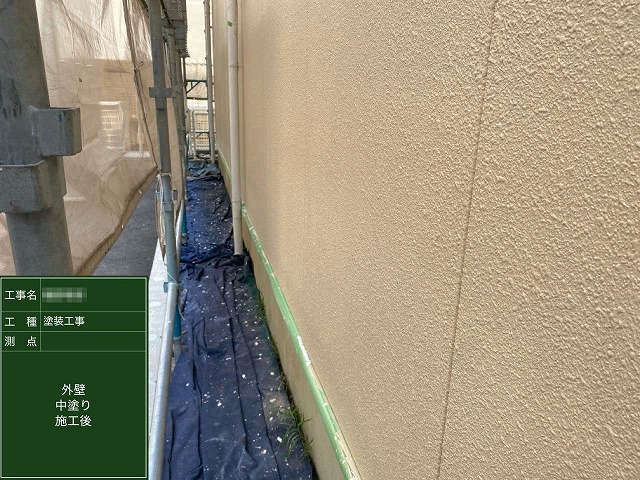 外壁塗装工事の中塗り完了状況