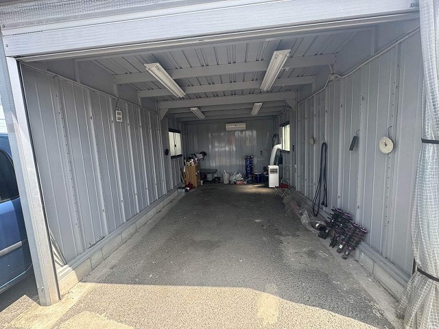 断熱工事を行うガレージの室内状況