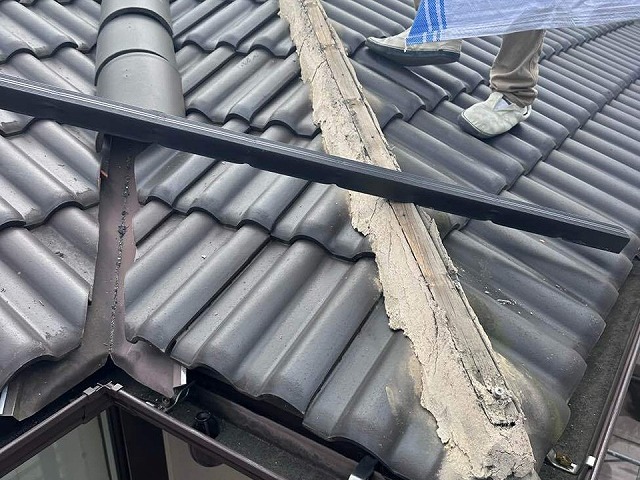 屋根棟瓦取り直し工事の隅棟の棟瓦を取り外している状況