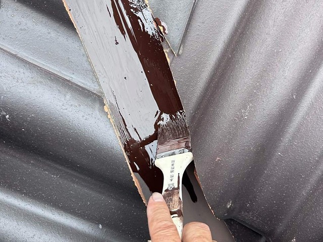 屋根メンテナンス谷板金塗装の施工状況