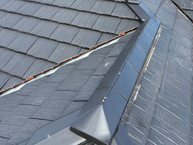 棟部役物取り替え改修工事で棟瓦をステンレスビス固定