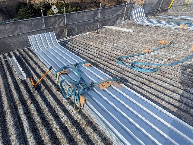 屋根カバー工事で使用する耐久性に優れるガルバリウム鋼板製折板屋根