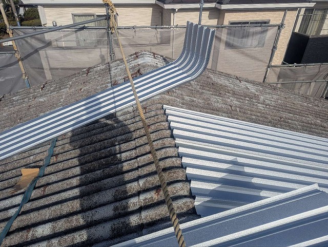 軒先にR加工を施したガルバリウム鋼板製折板屋根の本体施工