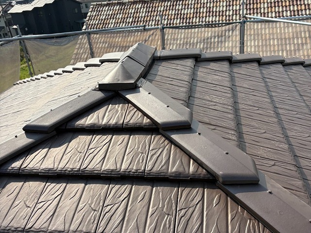 棟役物取り替え改修工事の三角冠瓦設置工程